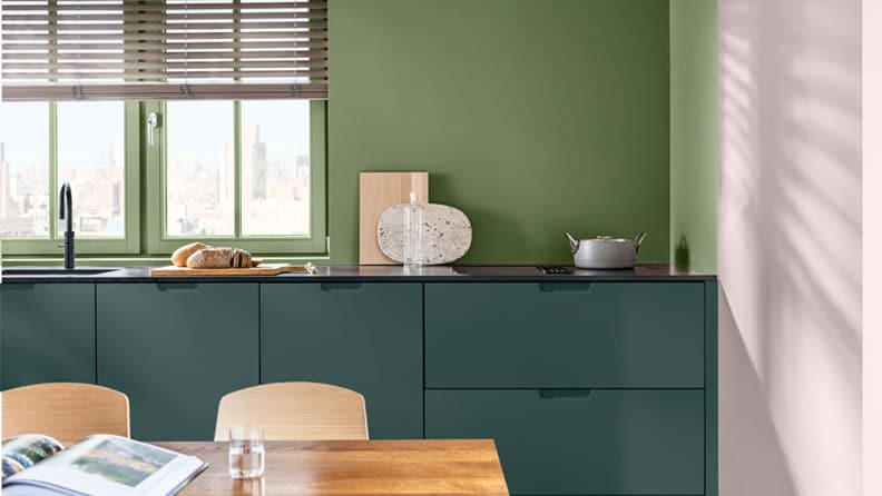 Een roze en groene keuken met de kleuren Sweet Embrace, Calm Colour 3 en Calm Colour 2