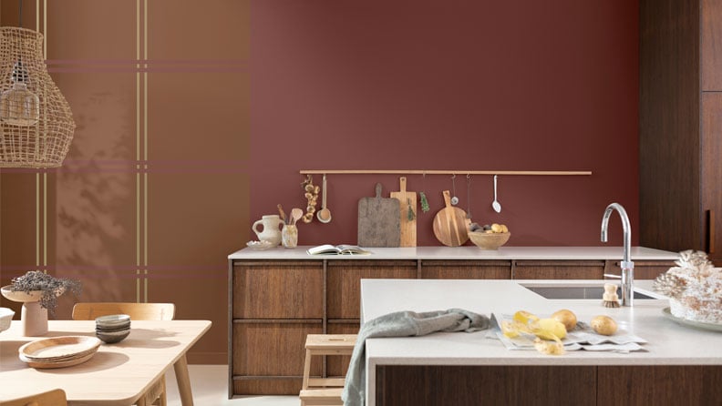 Een warme keuken met de kleuren Full Plum op de achterwand en streepjes in de kleur Wild