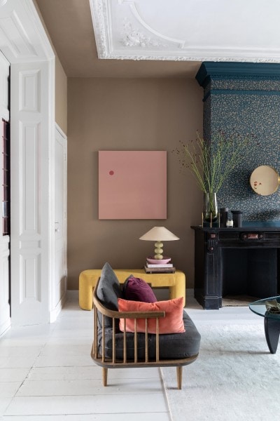 Brave Ground muur en schouw met terrazzo patroon in donkerblauw en Sweet Umber