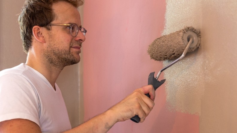 Theo-Bert schildert muur met Flexa Kleur van het Jaar 2021