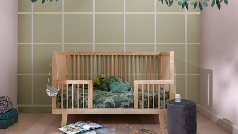 Een groene kinderkamer met de kleuren Airy Foliage, Silver Mauve en Wild Wonder