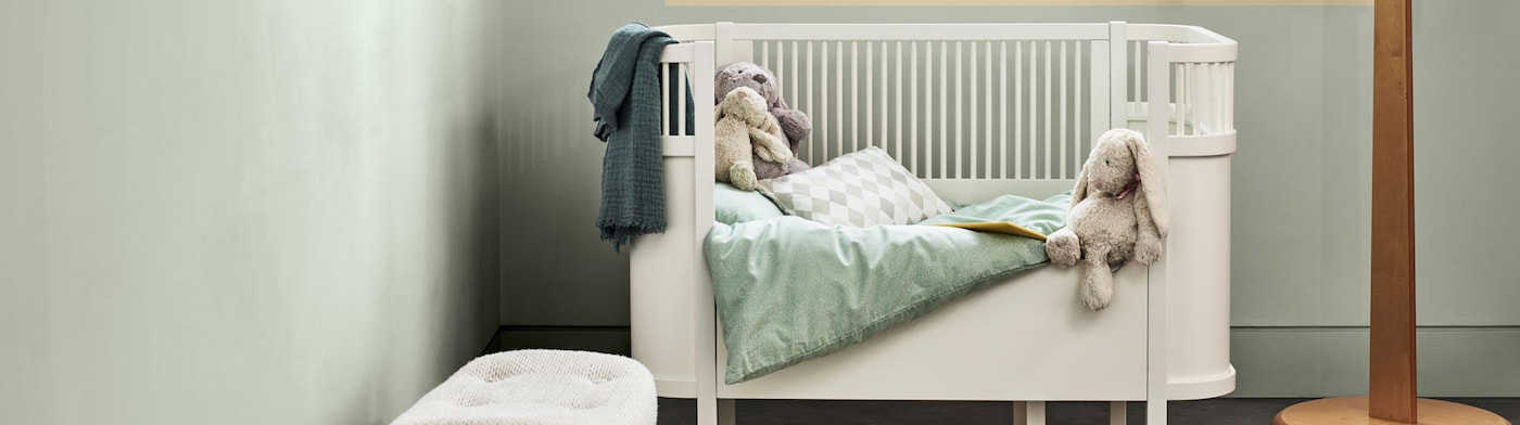 Een rustige, licht blauwgroene babykamer in de kleur Tranquil Dawn