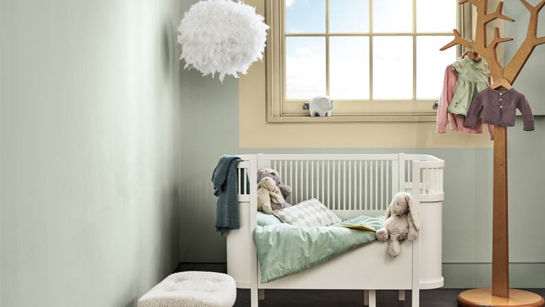 Een rustige, licht blauwgroene babykamer in de kleur Tranquil Dawn  