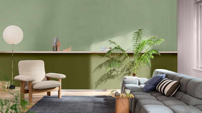 groene woonkamer met de kleuren Vol Salie, 100% Laurier en Sweet Embrace