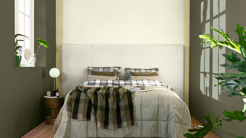 Donkergroene slaapkamer met de kleuren Soothing Moss, Misted Grey en Wild Wonder