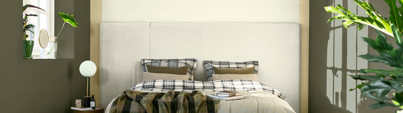 Donkergroene slaapkamer met de kleuren Soothing Moss, Misted Grey en Wild Wonder