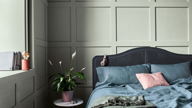 Grijsgroene slaapkamer met de kleur Tranquil Dawn