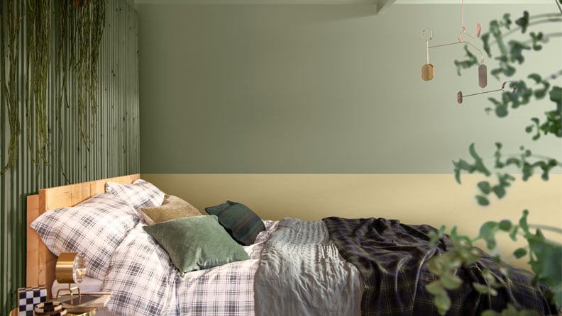 Groengouden slaapkamer met de kleuren Vol Hardsteen en Wild Wonder