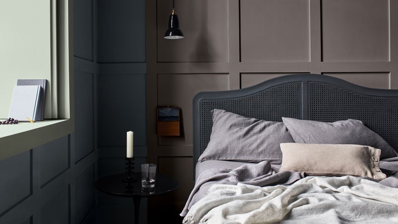 donkere slaapkamer met de kleuren 85% Aarde, Royal Blue en Tranquil Dawn