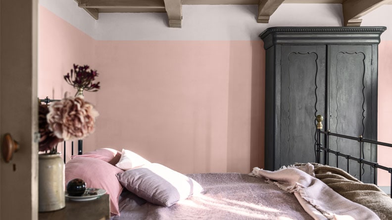 een roze slaapkamer met de kleuren Brave Ground, Sweet Embrace & Calm Berry