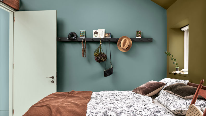 groene slaapkamer met de kleuren Faded Teal, Tranquil Dawn en Autumn Gold