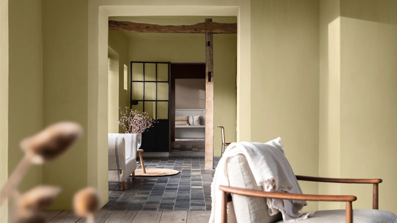 landelijk interieur mt houten balken en de kleur G0.16.68 op de muren