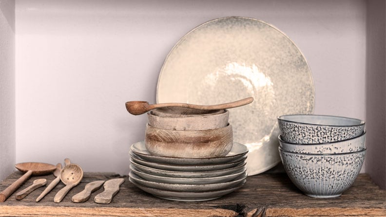 Landelijk keukenservies met Sweet Embrace op de muur