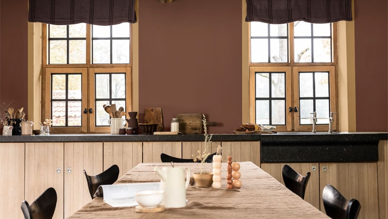 Landelijke keuken met houten keukenfronten en Raw Colour 7 op de muur