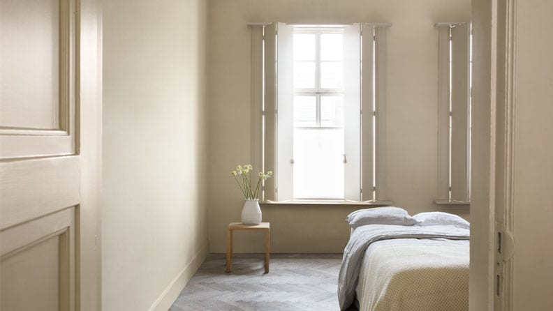 slaapkamer met de kleur Sandy Beach op de muren