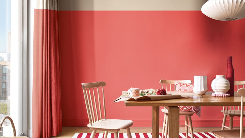 Frisse rode keuken met de kleuren 85% Kers en Brave Ground op de muur