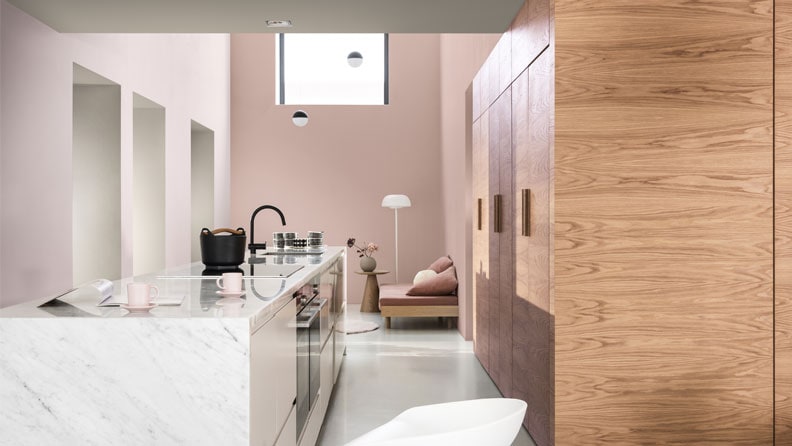 Kalme keuken met houten kasten en kleuren Vleugje Rabarber, Brave Ground en Wit Aubergine op de muren