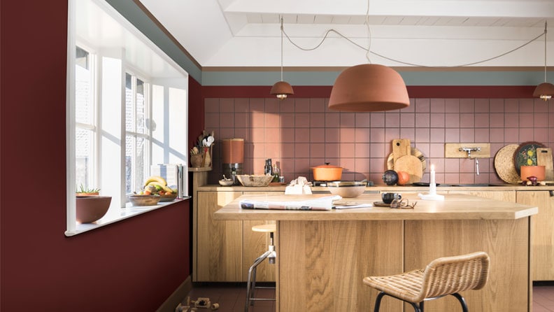 Keuken met warme rode kleur Puur Rabarber op de muur