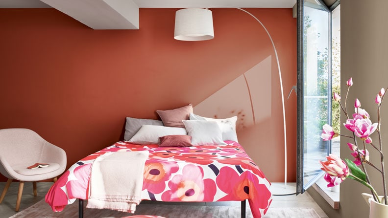Slaapkamer met kleuren 85% rabarber en Brave Ground op de muur