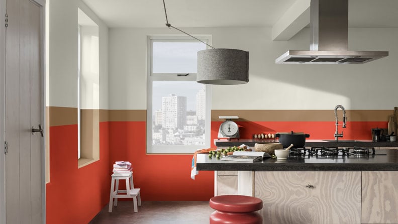 Speelse rode keuken met kleuren Puur Klaproos, Spiced Honey en Wit grafiet
