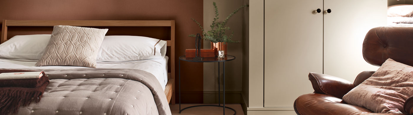 Knusse woonkamer met de kleur Daring Sienna en Brave Ground