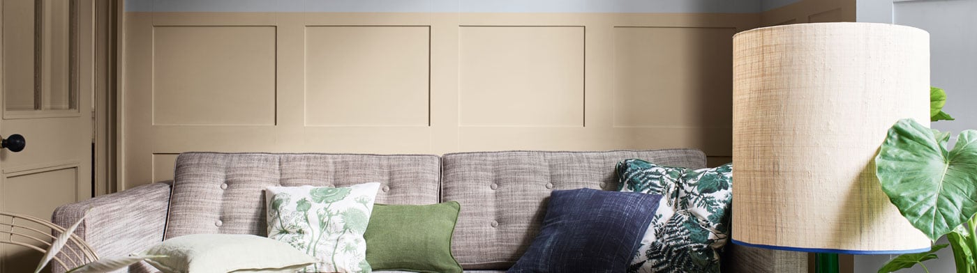 een kleine woonkamer met de kleuren Brave Ground en T4.04.66