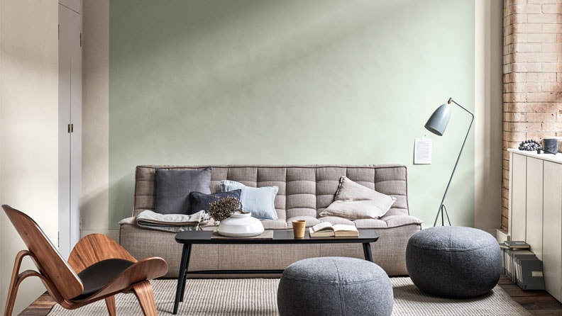 kleine woonkamer met de kleur Tranquil Dawn op de muur