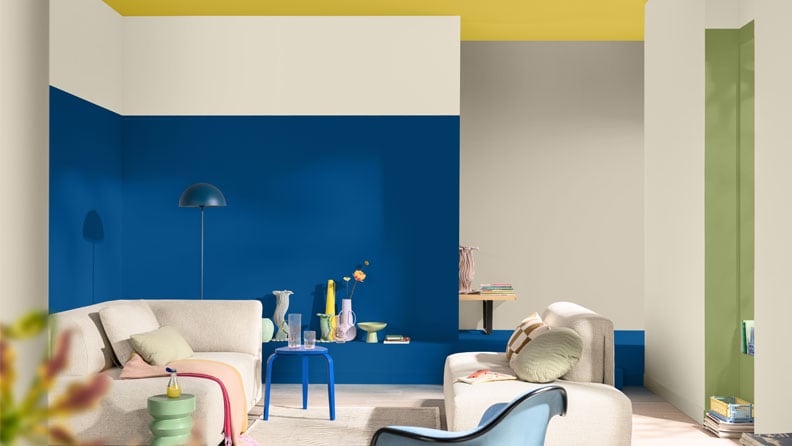 kleine woonkamer met de kleuren Free Groove, Forgotten White, Victory Vibe en Wailing Whisper