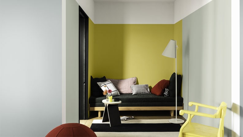 kleine woonkamer met de muurkleuren Charming Cloud, Happy Flame, Tranquil Dawn en JN.00.88