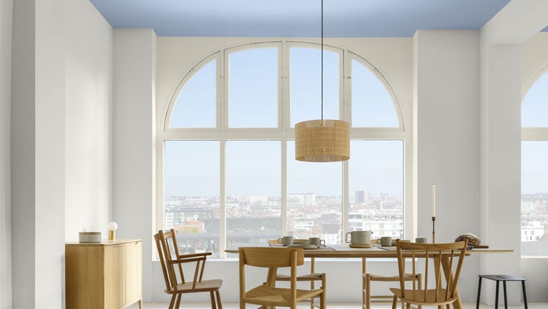 Witte eetkamer met blauw plafond
