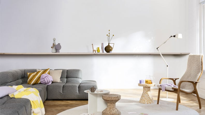 Witte woonkamer met drie houten salontafels