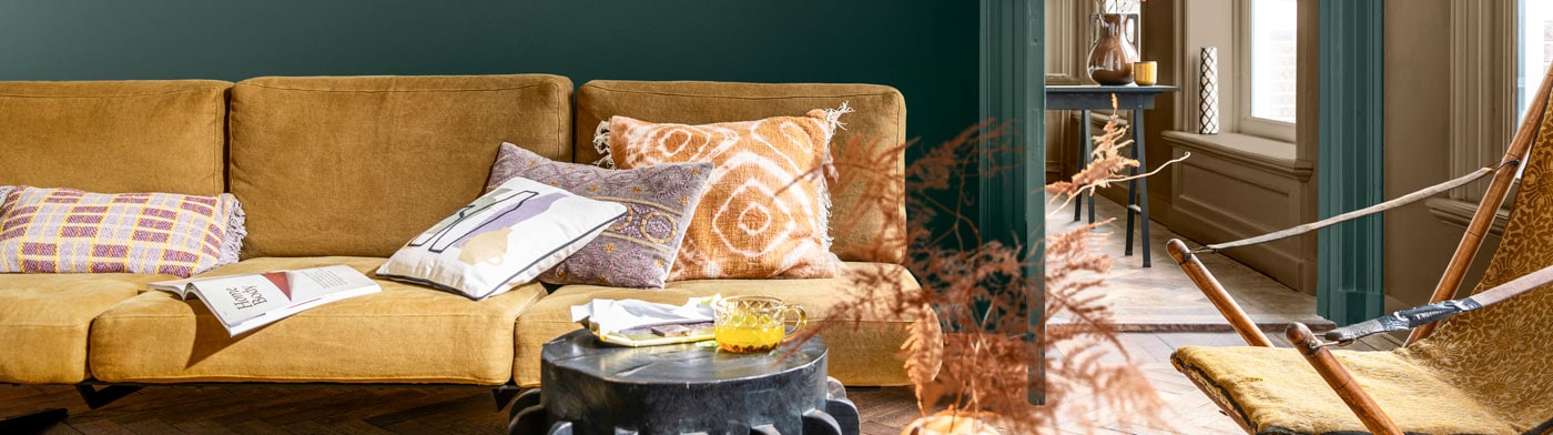 woonkamer met muren in de kleuren Calm Colour 2, Brave Ground en True Joy