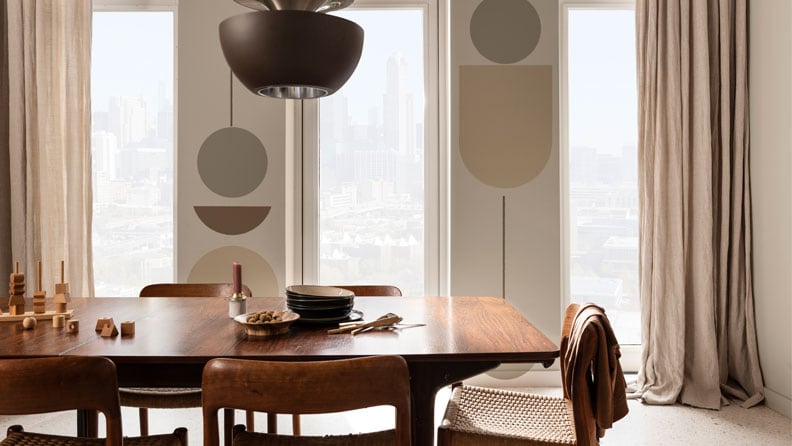 een hotel chique eetkamer met verschillende tinten taupe