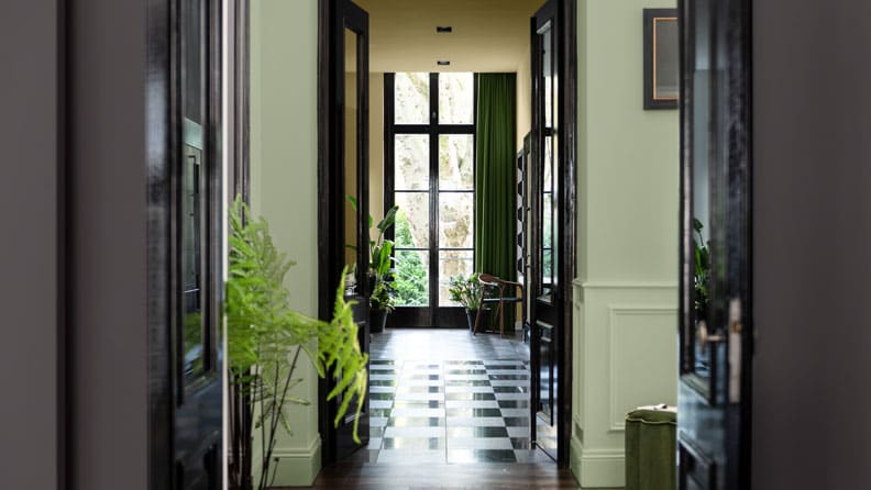 een hotel chique hal met de kleuren Airy Foliage, The Greenhouse 5 en Dark Tulip