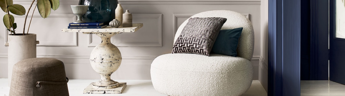 hotel chique kamer met lichtgrijze muren en donkerblauwe kozijnen