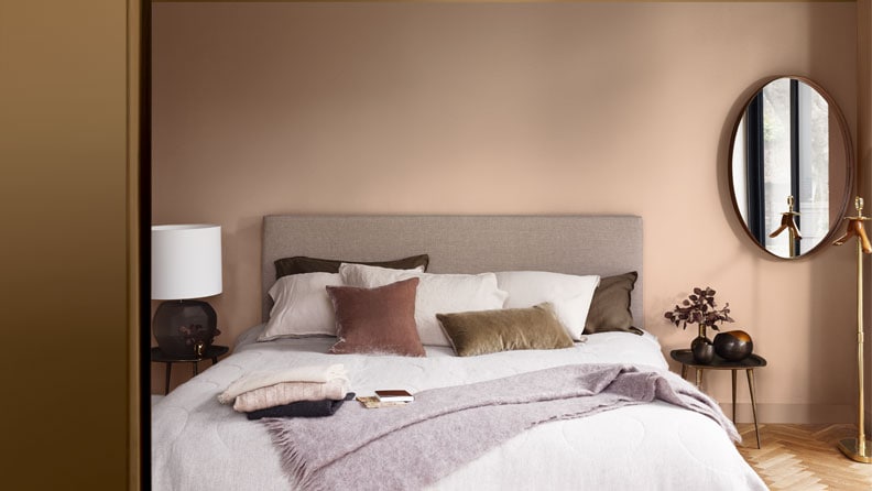 hotel chique slaapkamer met een muur in de kleur Pink Nudity en kozijnen in de kleur Spiced Honey