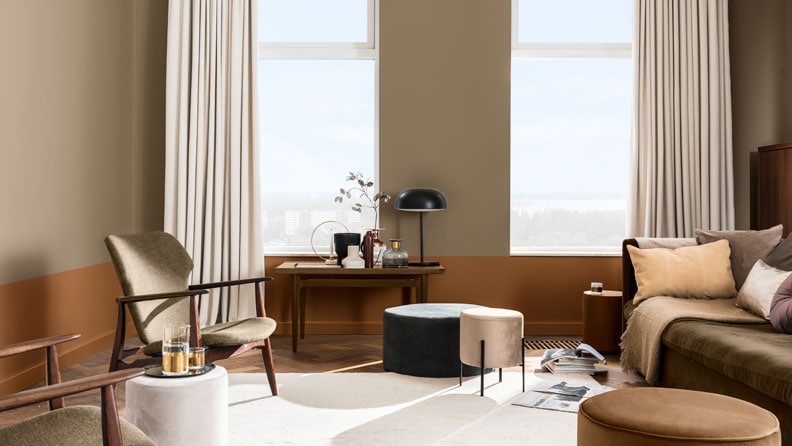 hotel chique woonkamer met muren in de kleuren Brave Ground (boven) en Raw Colour 7 (onder)