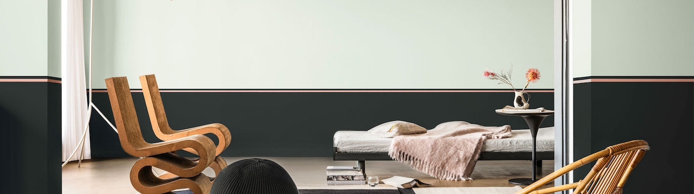 woonkamer in modern industriële stijl met lichtgroene en donkergrijze wanden