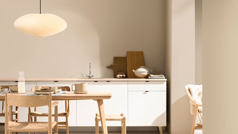 Japandi eetkeuken met eikenhouten tafel en stoelen en muren in de kleur Raw Colour 5