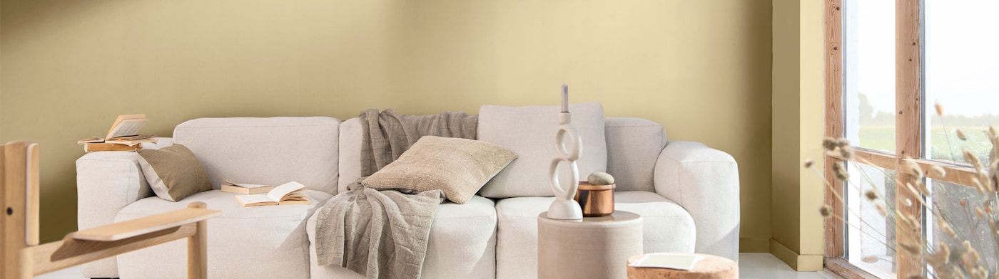 Japandi woonkamer met warme gele muren