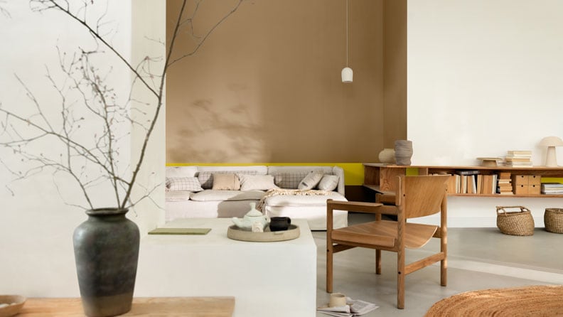 Woonkamer met de kleuren Natural Clay, True Joy en wit