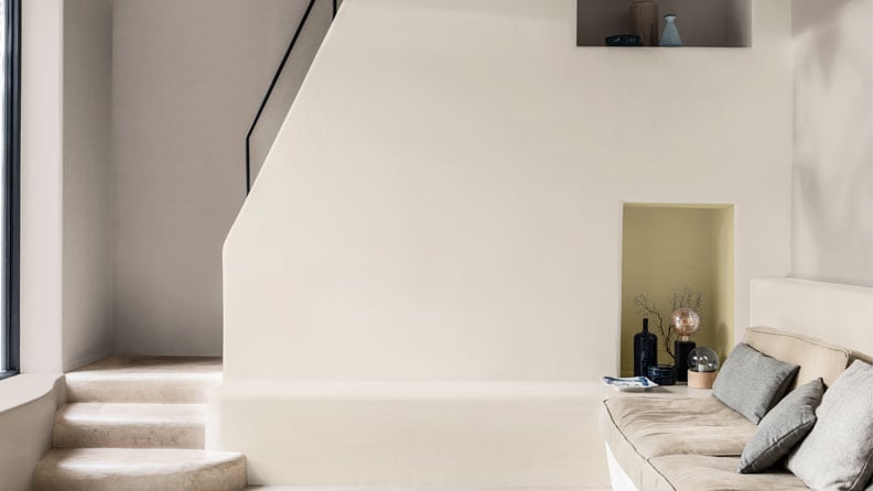 Minimalistische, japandi woonkamer met veel natuurlijk licht