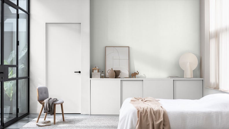 Minimalistische slaapkamer met lichte tinten