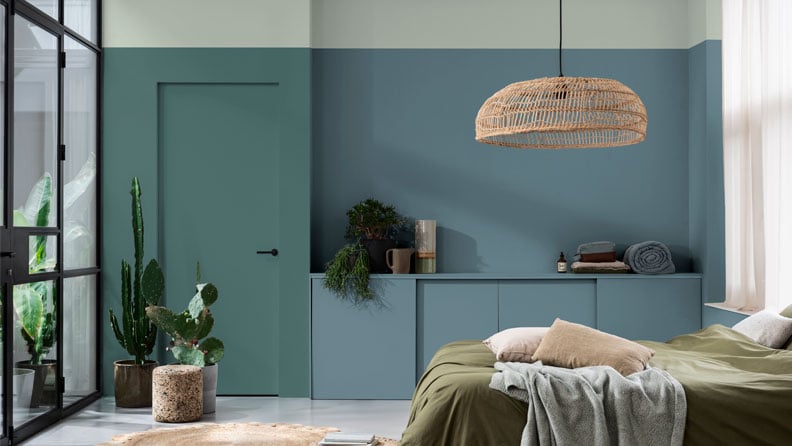 een groenblauwe slaapkamer met de muurkleuren Serene Lagoon, Denim Drift en Tranquil Dawn