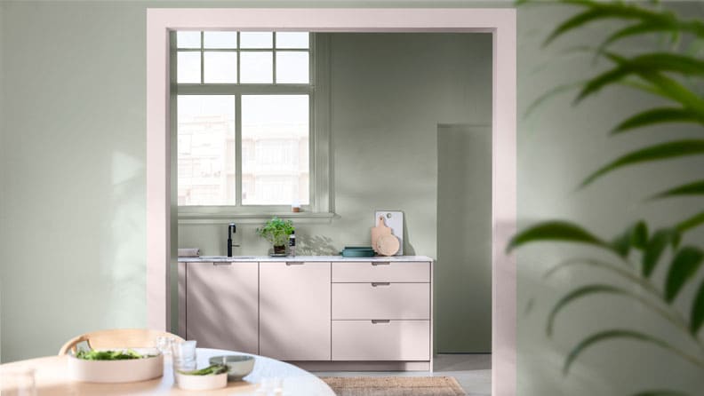 een groene keuken en eetkamer met de kleuren Tranquil Dawn en Sweet Embrace