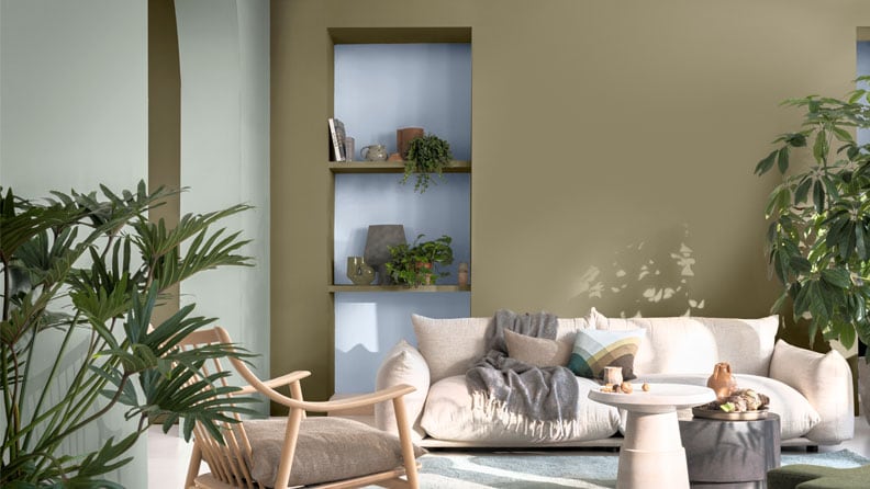 een urban jungle woonkamer met de muurkleuren The Greenhouse 7, Tranquil Dawn en Bright Skies