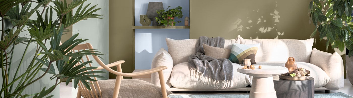 een urban jungle woonkamer met de muurkleuren The Greenhouse 7, Tranquil Dawn en Bright Skies