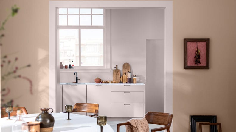 De roze-beige muurkleur zorgt voor een zachte uitstraling en voegt een vleugje romantiek toe