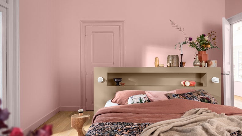 Een moderne, romantische slaapkamer met de kleuren Warm Colour 3, Sweet Embrace en Brave Ground