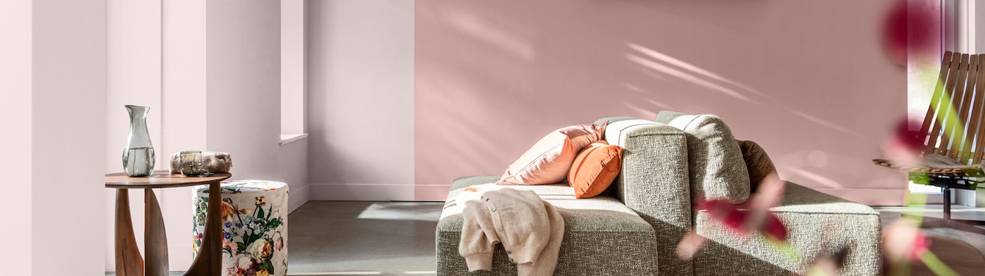 Een woonkamer in een romantische woonstijl